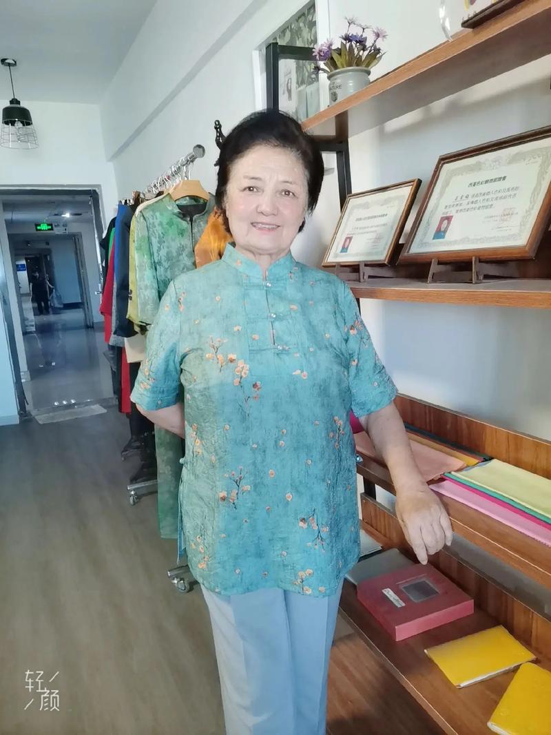王阿姨翻找材料